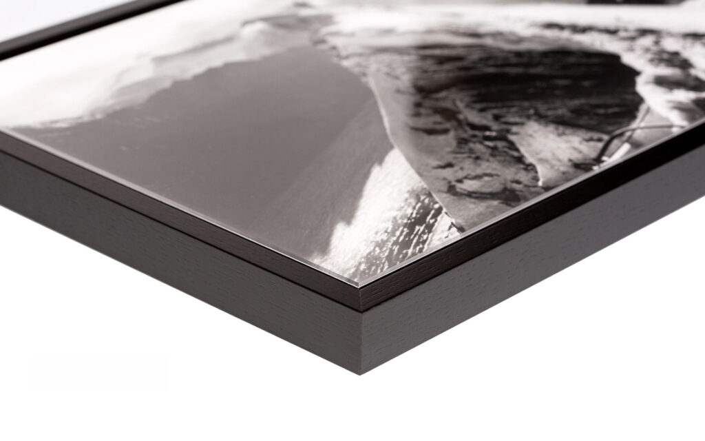 Acrylglas-in-Schattenfugenrahmen-Front-1